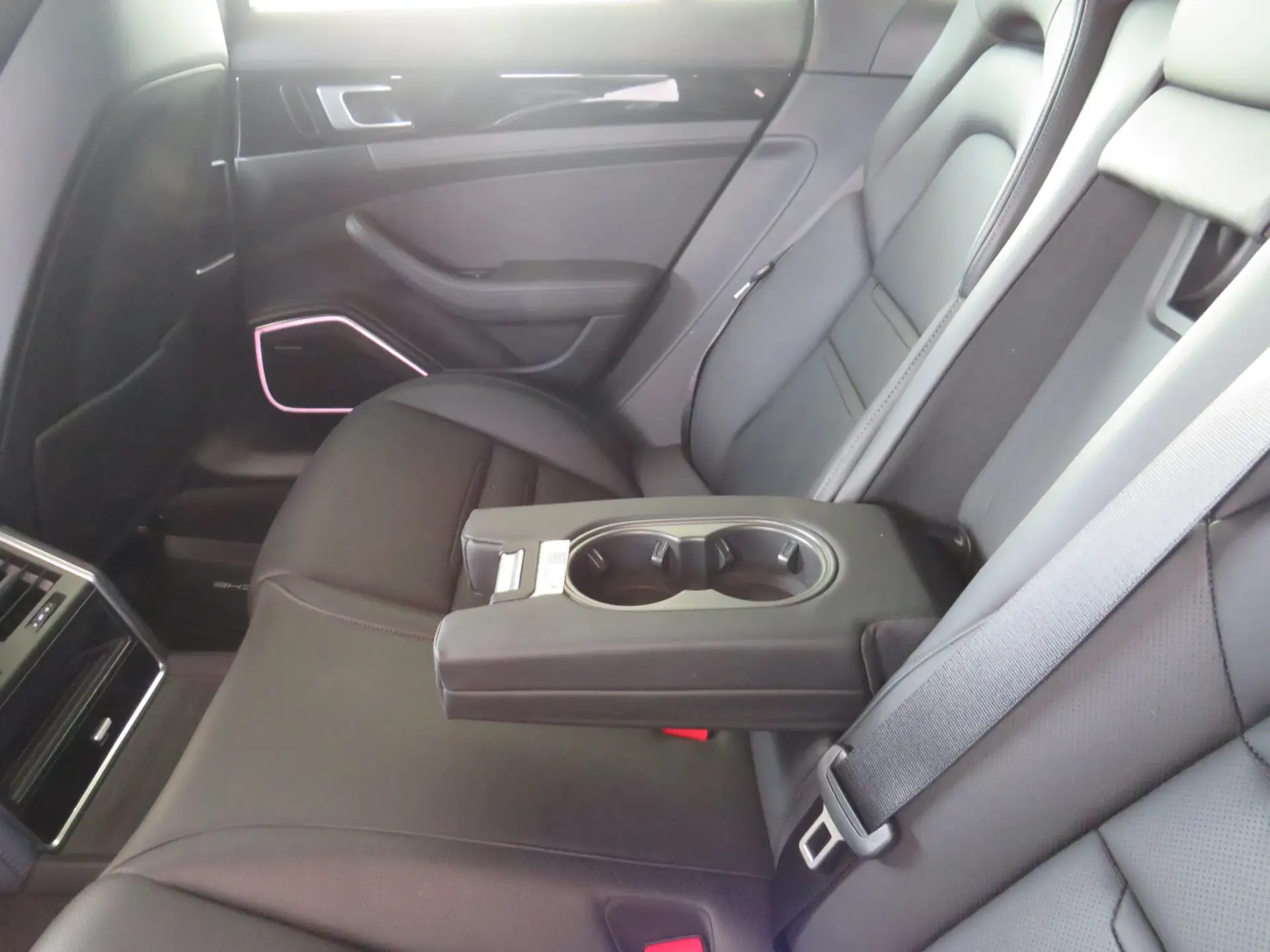 Porsche Panamera 4 E-Hybrid 41