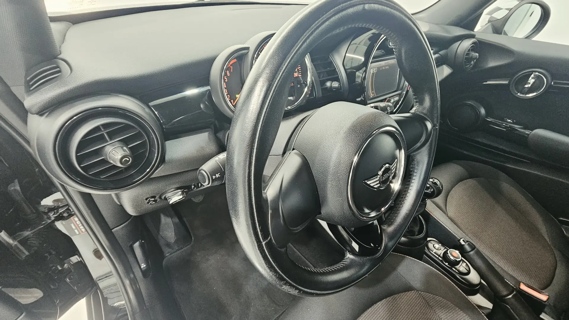MINI 3 Portas One 29