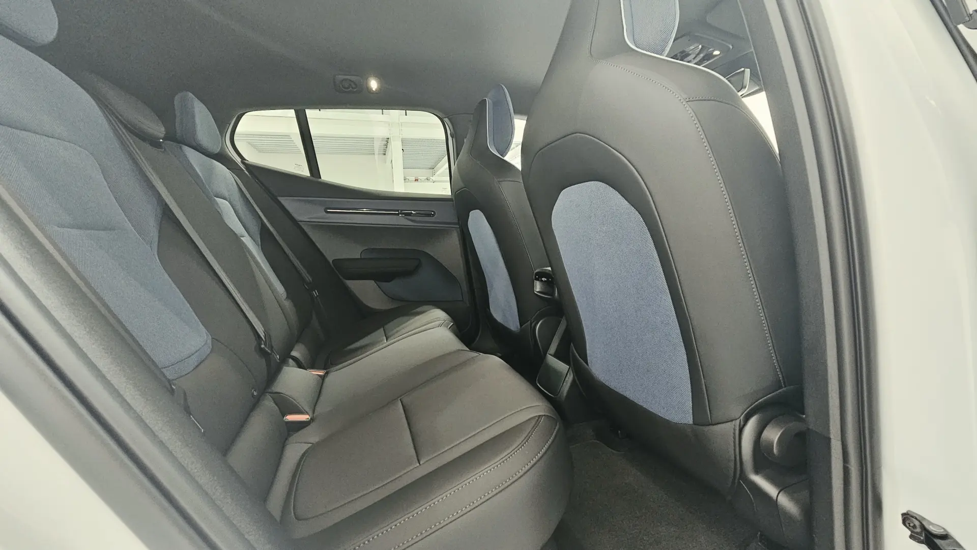 Volvo EX30 69 kWh Twin Motor Plus 22