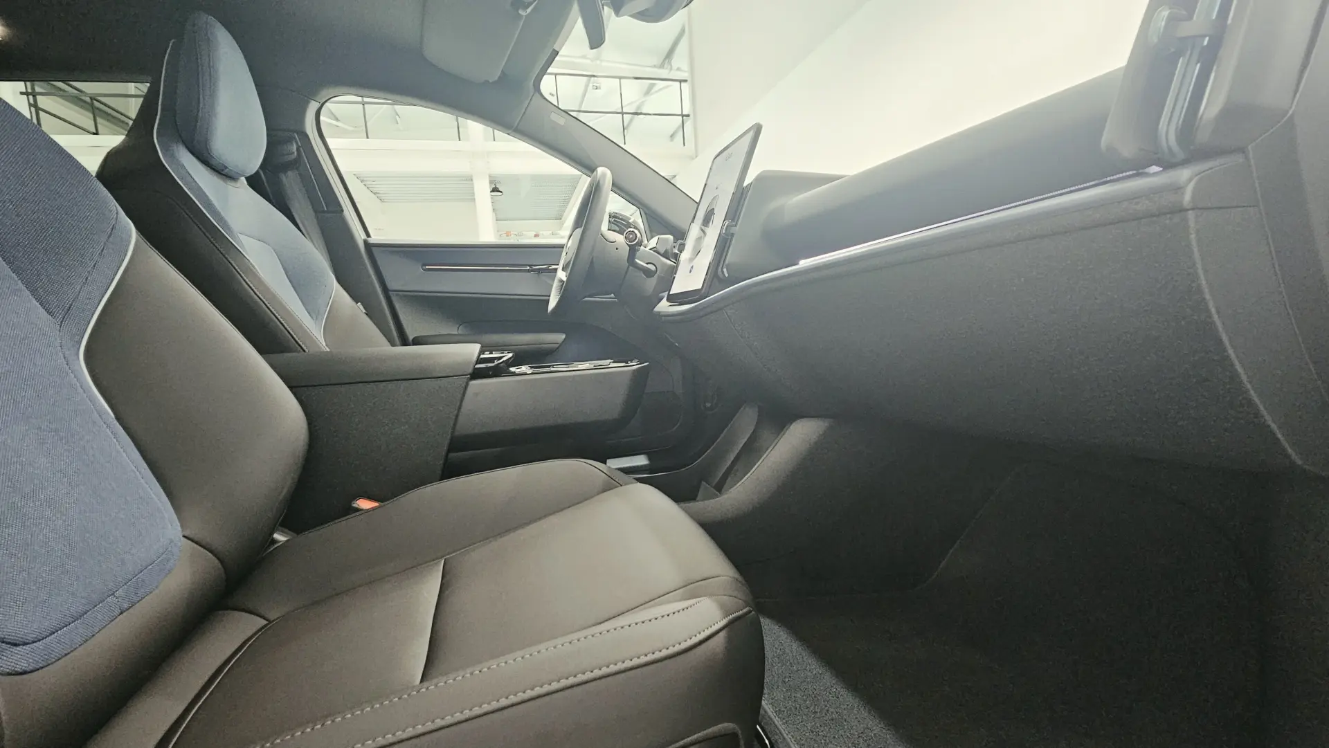 Volvo EX30 69 kWh Twin Motor Plus 19