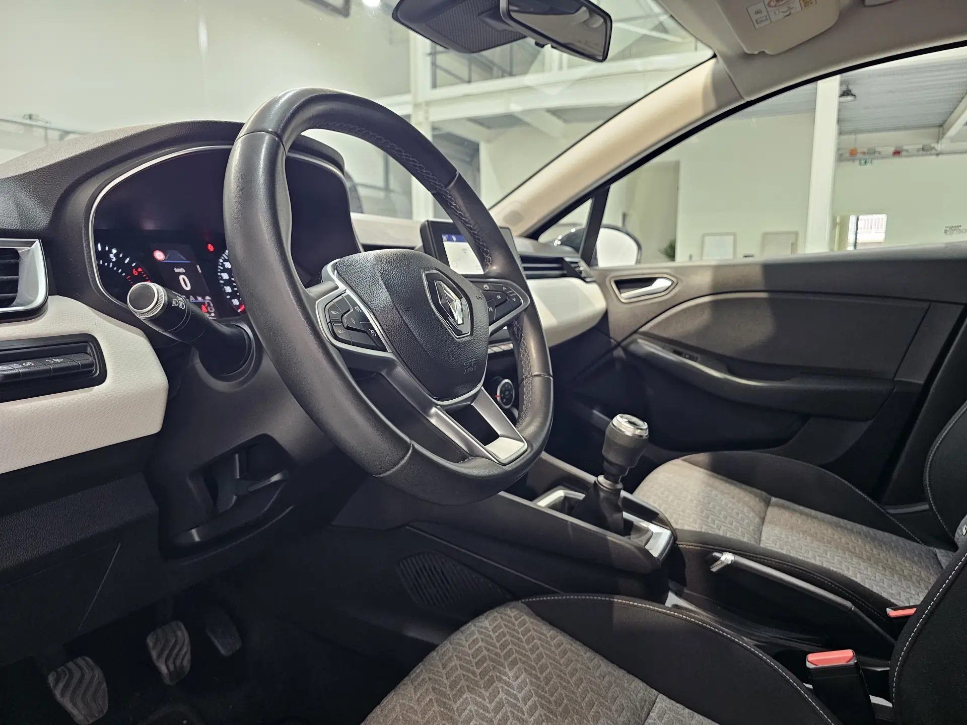 Renault Clio 1.0 TCe Limited 11