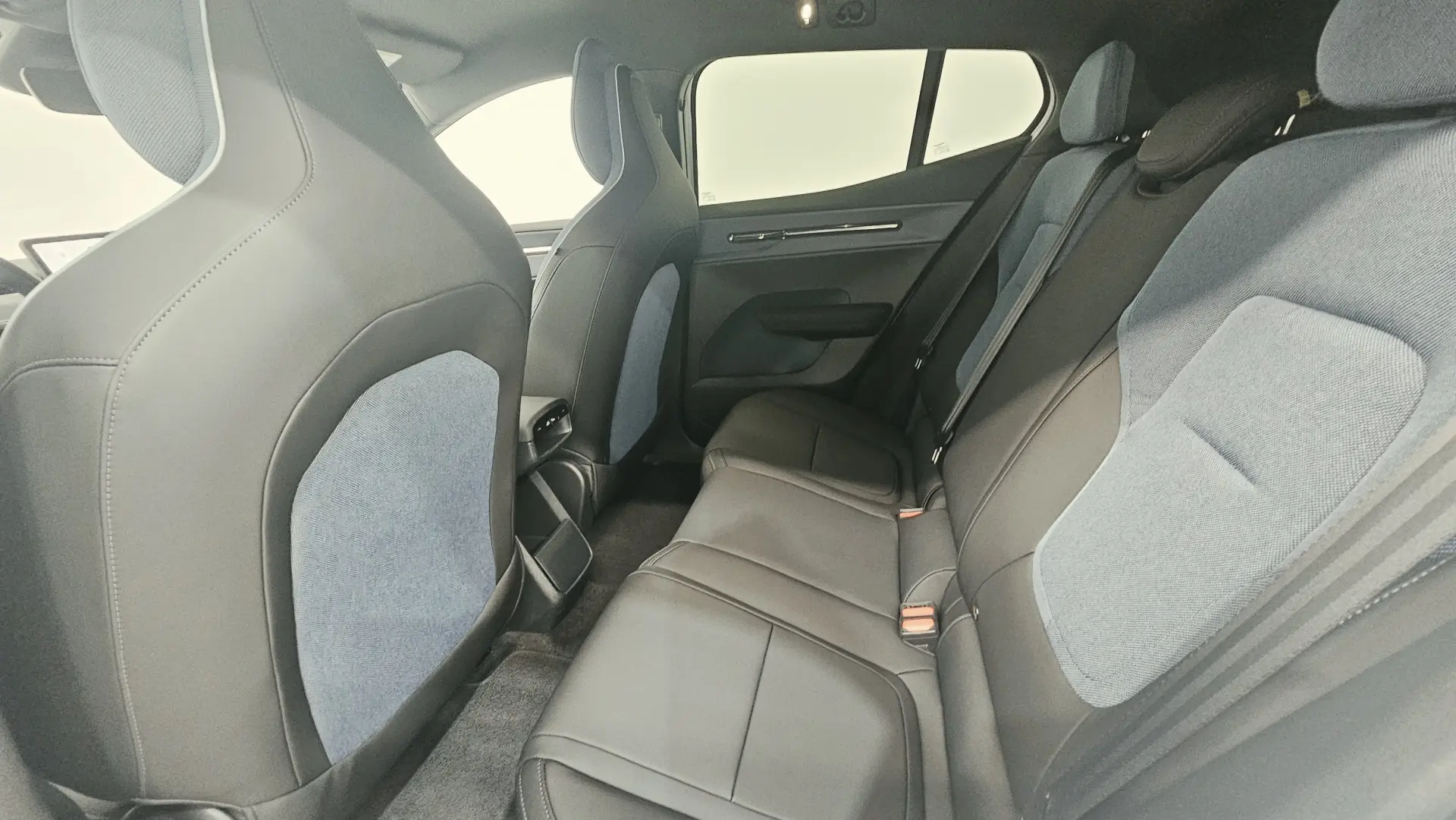 Volvo EX30 69 kWh Twin Motor Plus 21