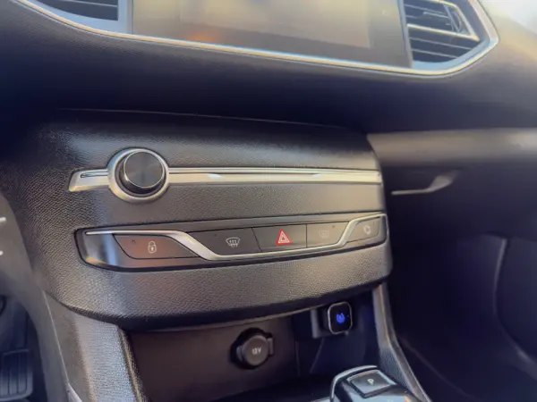 Peugeot 308 1.2 PureTech Allure EAT8 16