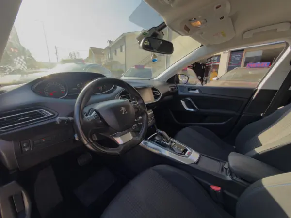 Peugeot 308 1.2 PureTech Allure EAT8 18