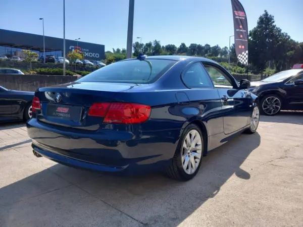 BMW 320 i Coupe 8