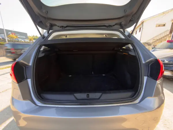 Peugeot 308 1.2 PureTech Allure EAT8 12