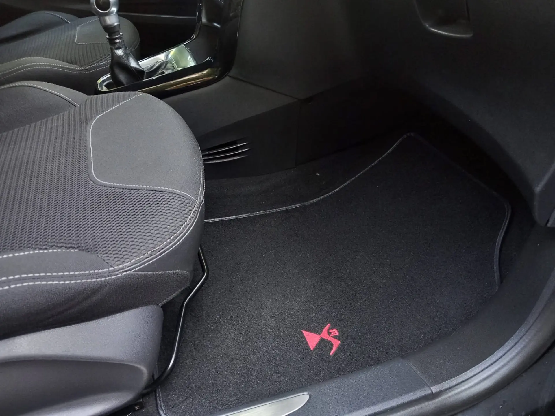 Citroen DS3 1.6 HDi Airdream So Chic 33