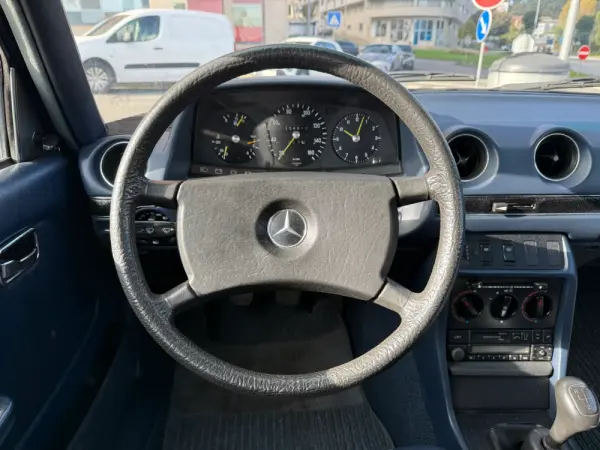 Mercedes-Benz 240 D 2.4 6