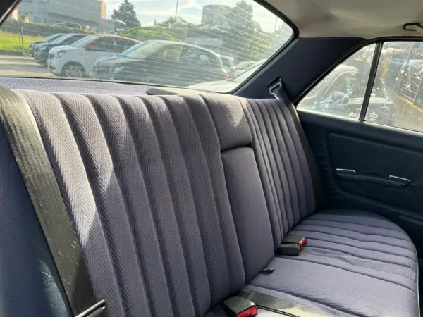 Mercedes-Benz 240 D 2.4 19