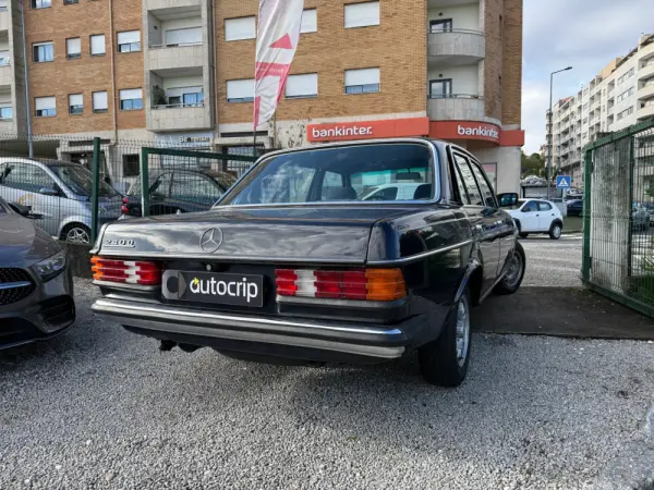 Mercedes-Benz 240 D 2.4 21