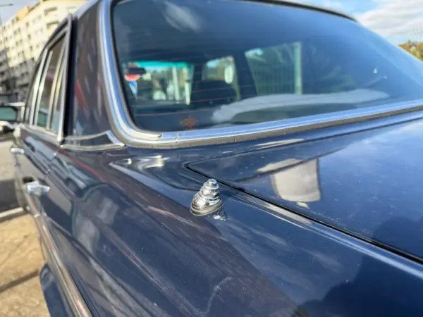 Mercedes-Benz 240 D 2.4 27