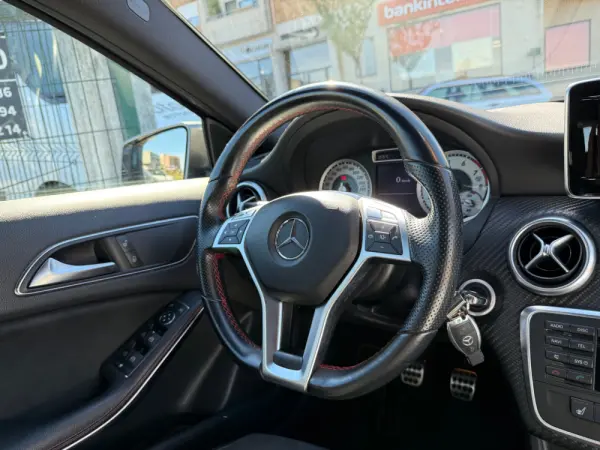 Mercedes-Benz A 180 AMG Line 11