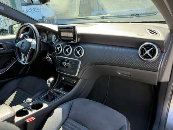 Mercedes-Benz A 180 AMG Line 9