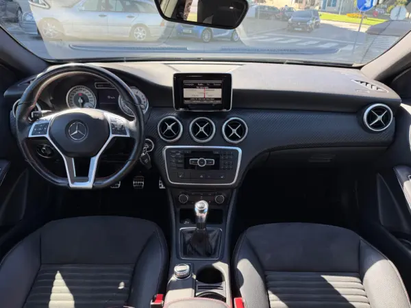 Mercedes-Benz A 180 AMG Line 8