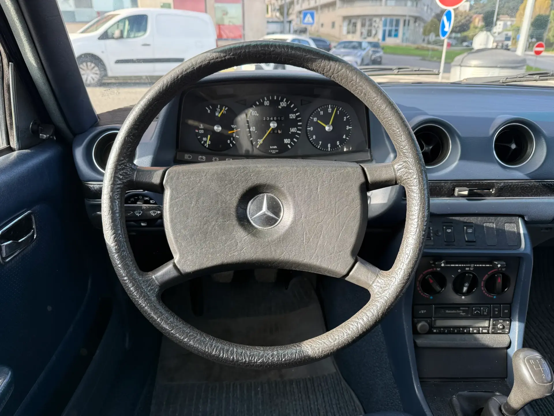 Mercedes-Benz 240 D 2.4 6