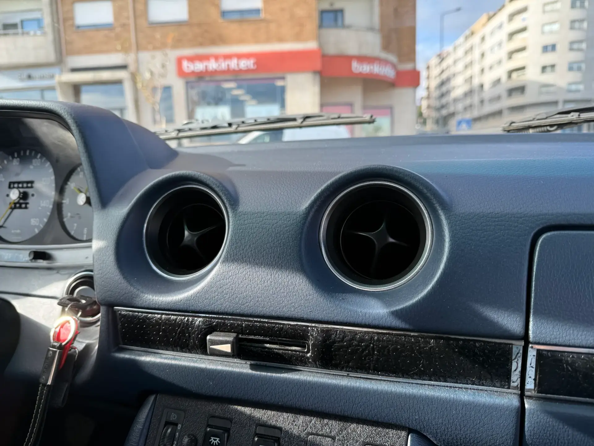 Mercedes-Benz 240 D 2.4 11