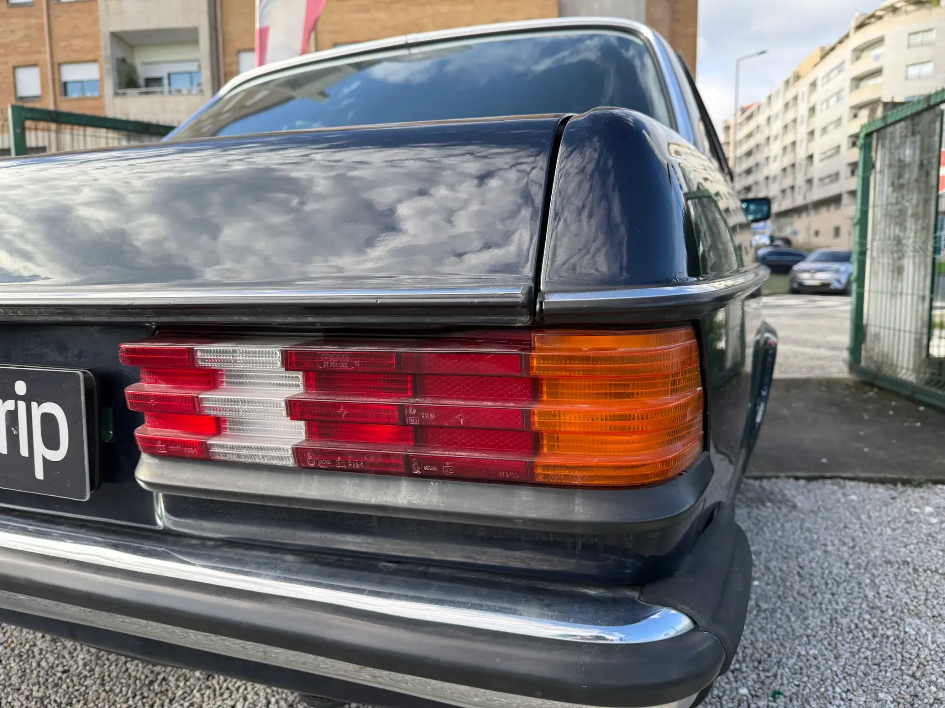 Mercedes-Benz 240 D 2.4 22