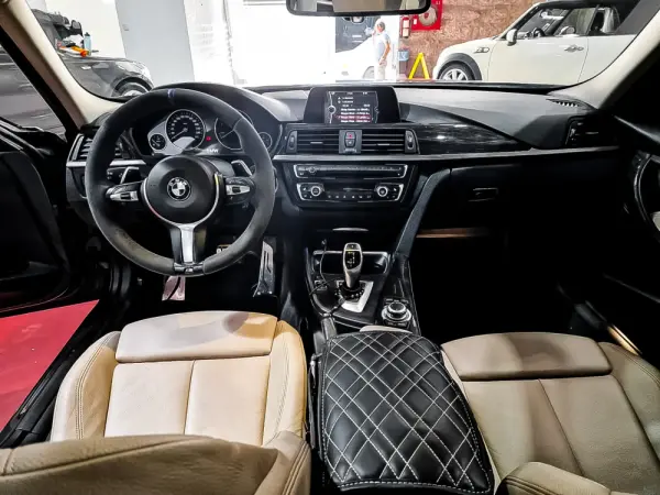 BMW 330 d xDrive Pack Desportivo M Auto 12