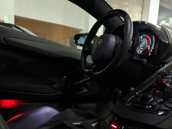 Lamborghini Aventador S 10