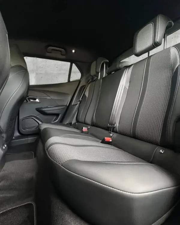 Peugeot e-2008 50 kWh GT 7