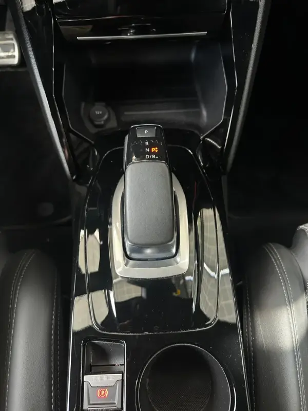 Peugeot e-2008 50 kWh GT 12