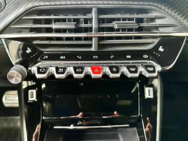 Peugeot e-2008 50 kWh GT Pack 9