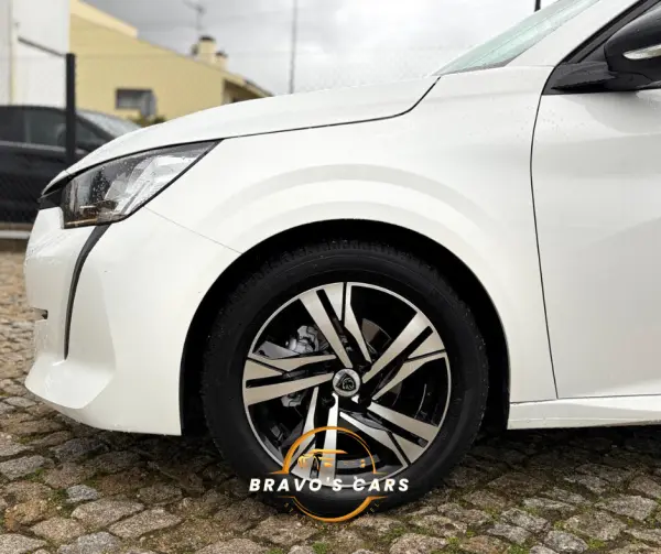 Peugeot 208 1.2 PureTech Like 8