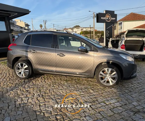 Peugeot 2008 1.2 PureTech Allure Pack 3
