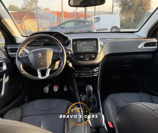 Peugeot 2008 1.2 PureTech Allure Pack 12