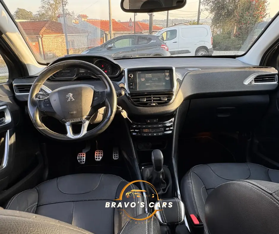 Peugeot 2008 1.2 PureTech Allure Pack 12