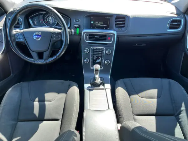 Volvo V60 2.0 D2 Momentum 11