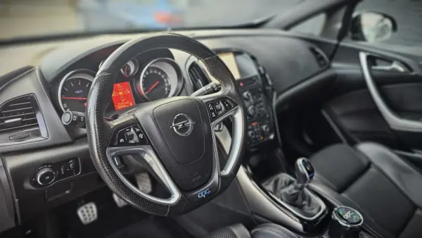 Opel Astra GTC 2.0 T 18