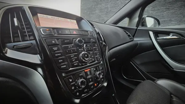 Opel Astra GTC 2.0 T 27