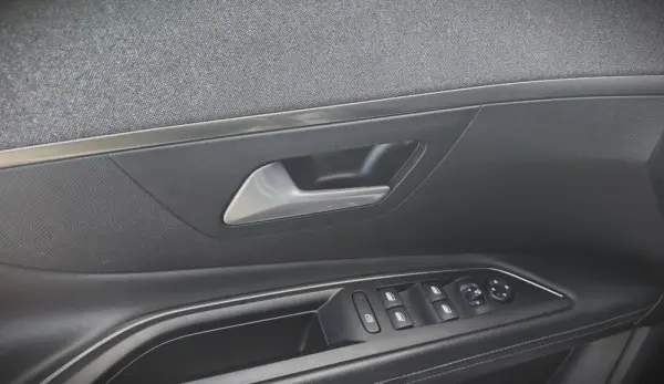 Peugeot 3008 1.6 HYBRID EAT8 ALLURE 19