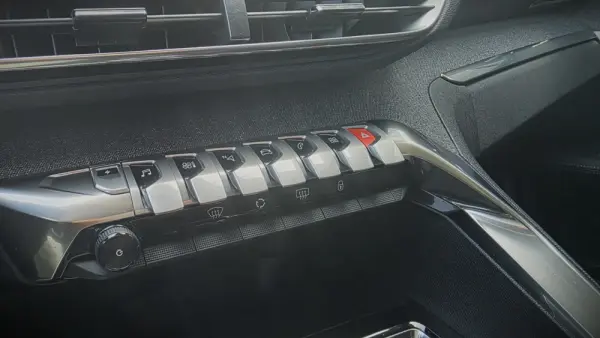 Peugeot 3008 1.6 HYBRID EAT8 ALLURE 26