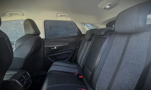 Peugeot 3008 1.6 HYBRID EAT8 ALLURE 29