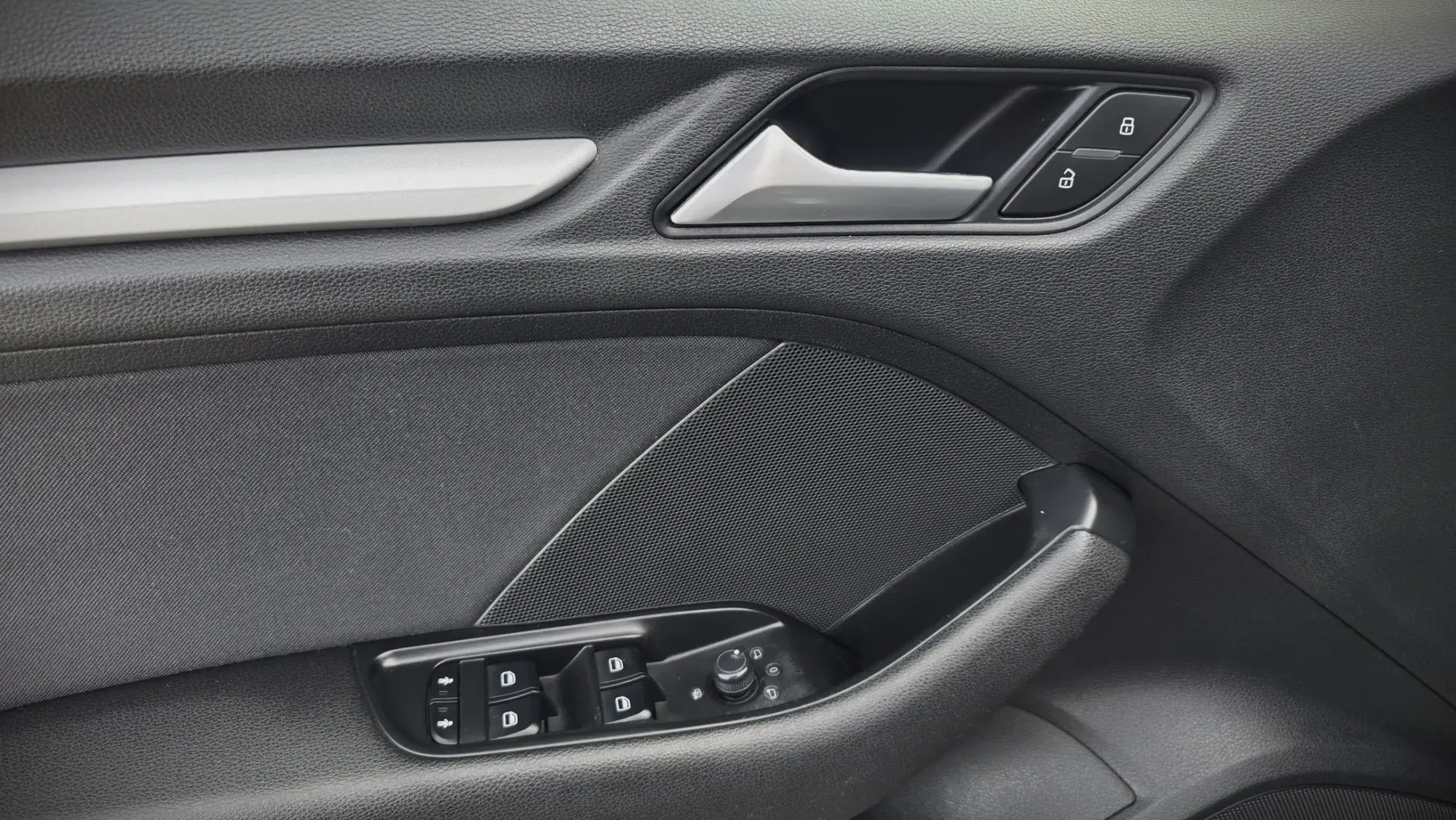 Audi A3 Sportback 1.6 TDi Business Line Attraction 18