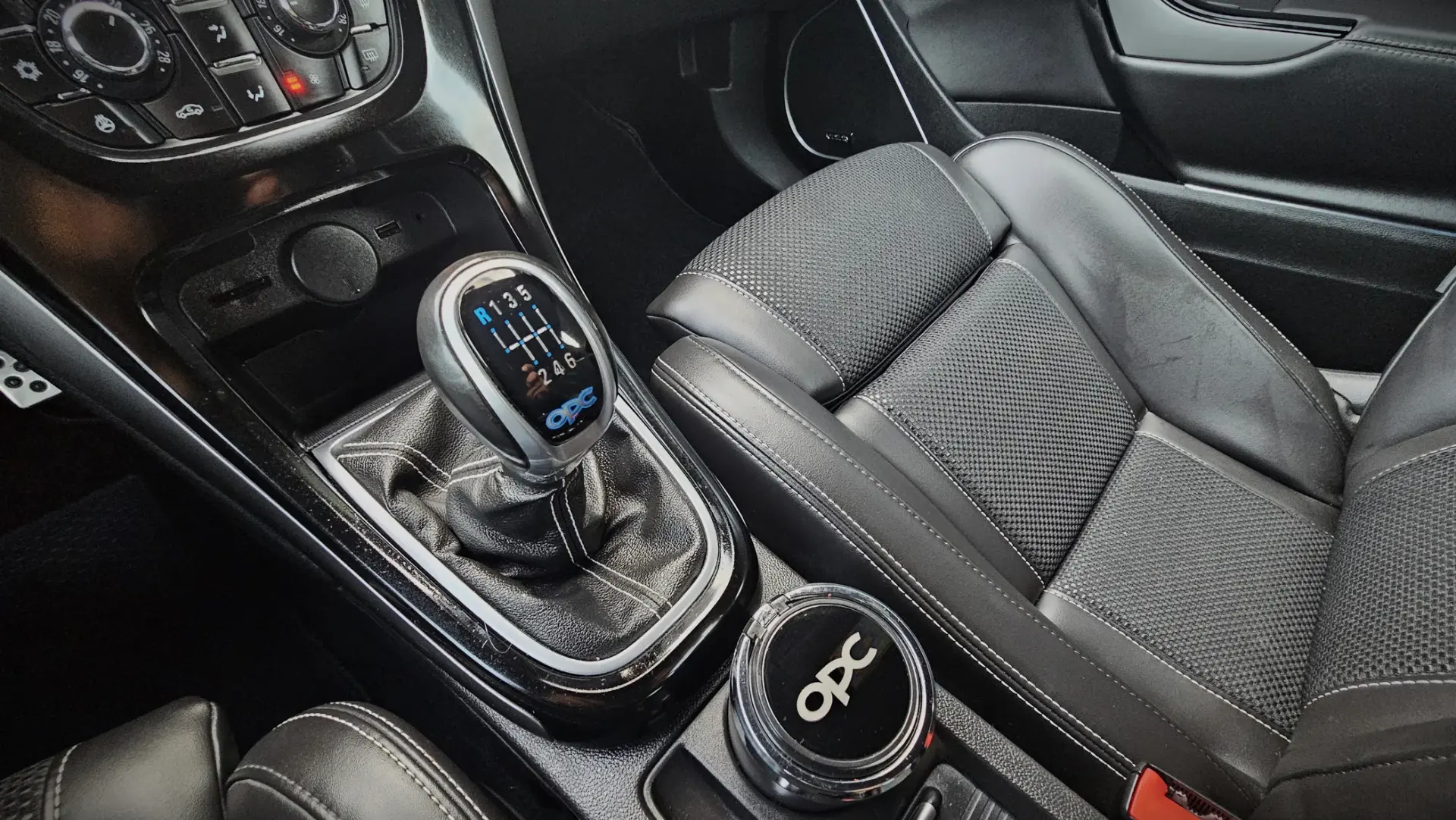 Opel Astra GTC 2.0 T 28