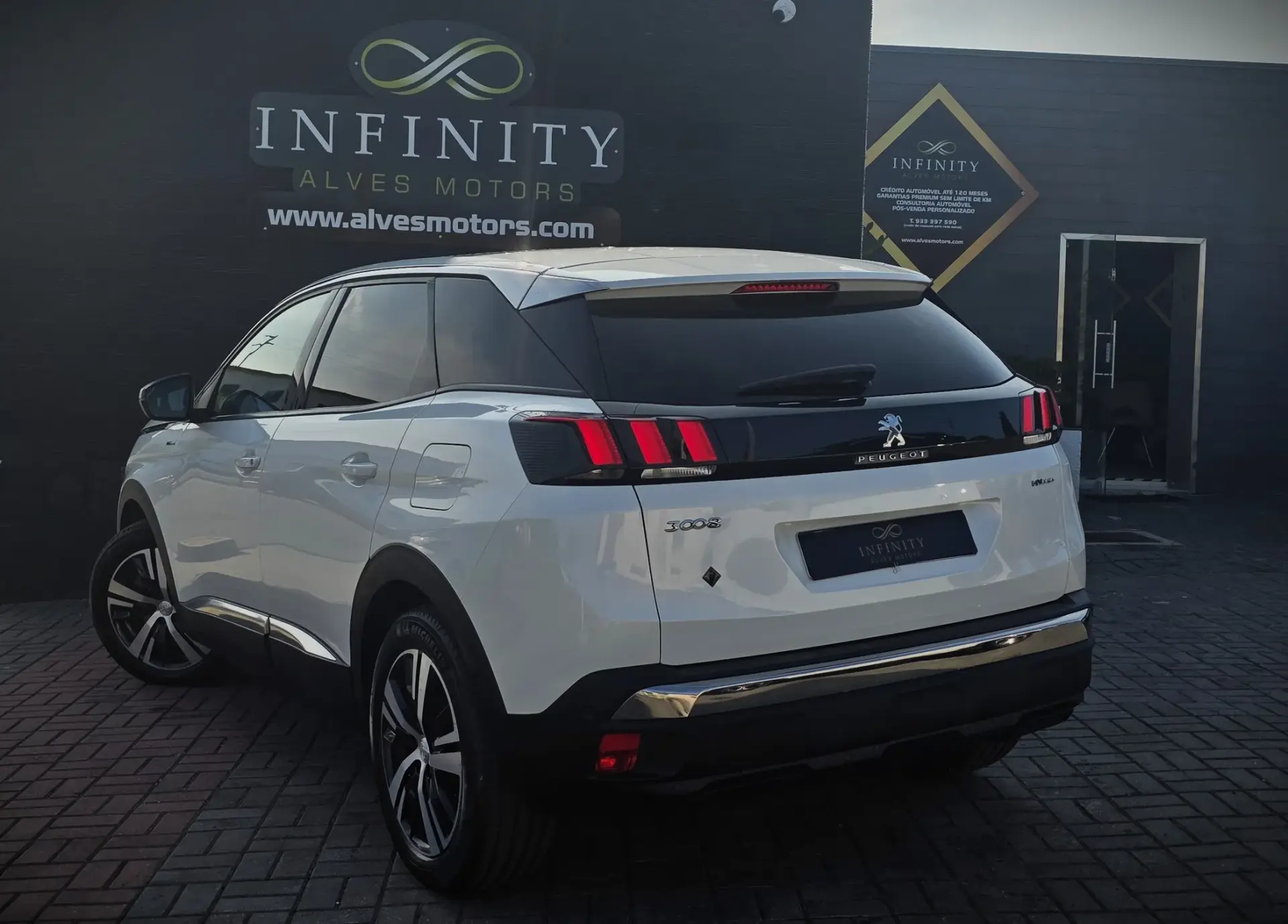 Peugeot 3008 1.6 HYBRID EAT8 ALLURE 8