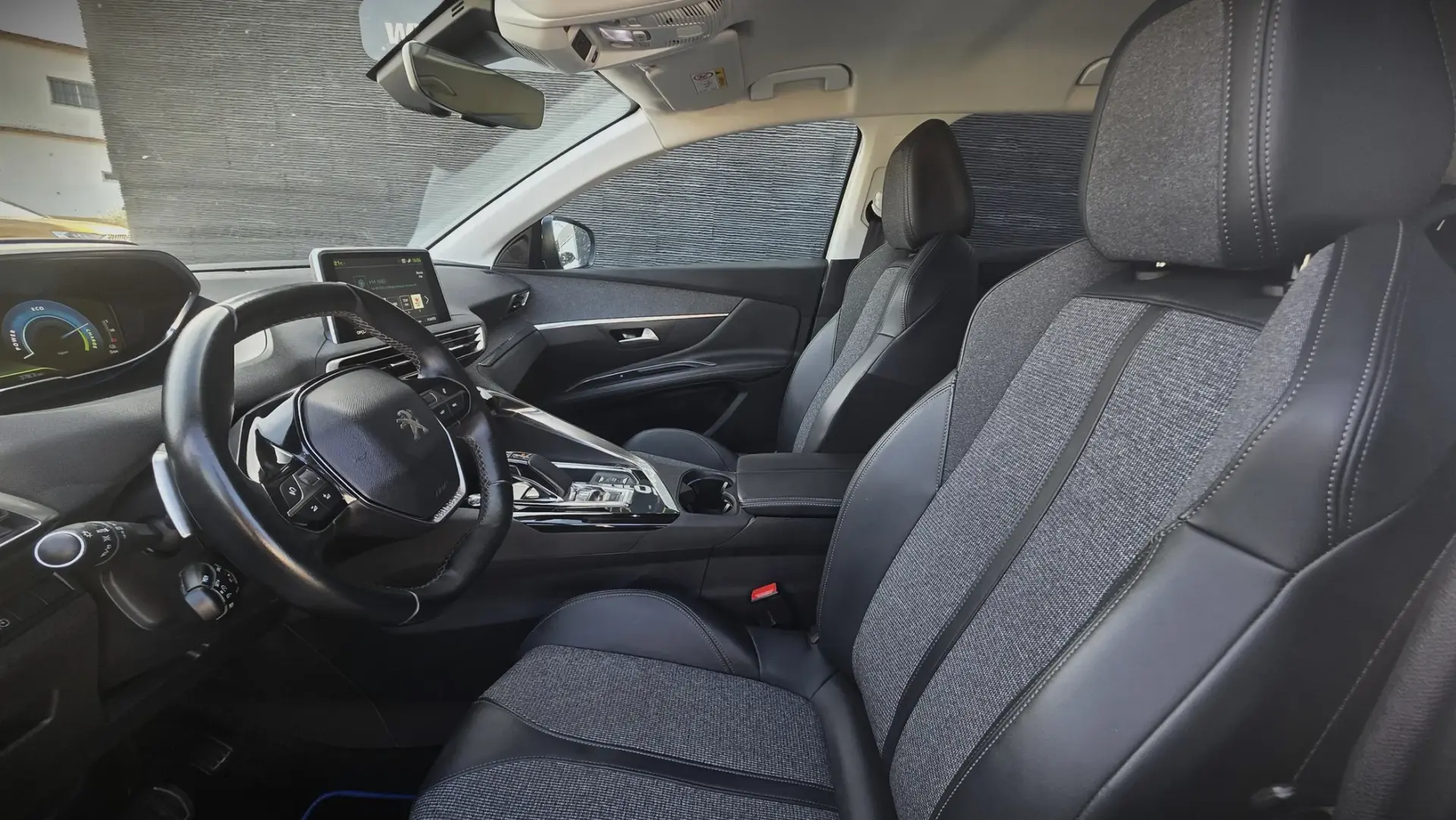 Peugeot 3008 1.6 HYBRID EAT8 ALLURE 16