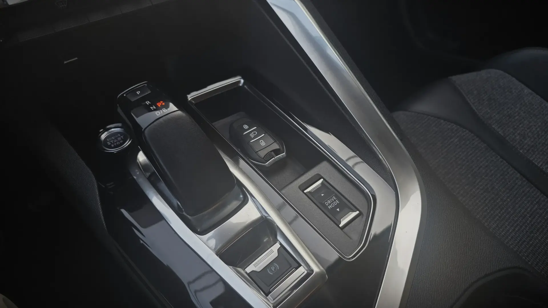 Peugeot 3008 1.6 HYBRID EAT8 ALLURE 27