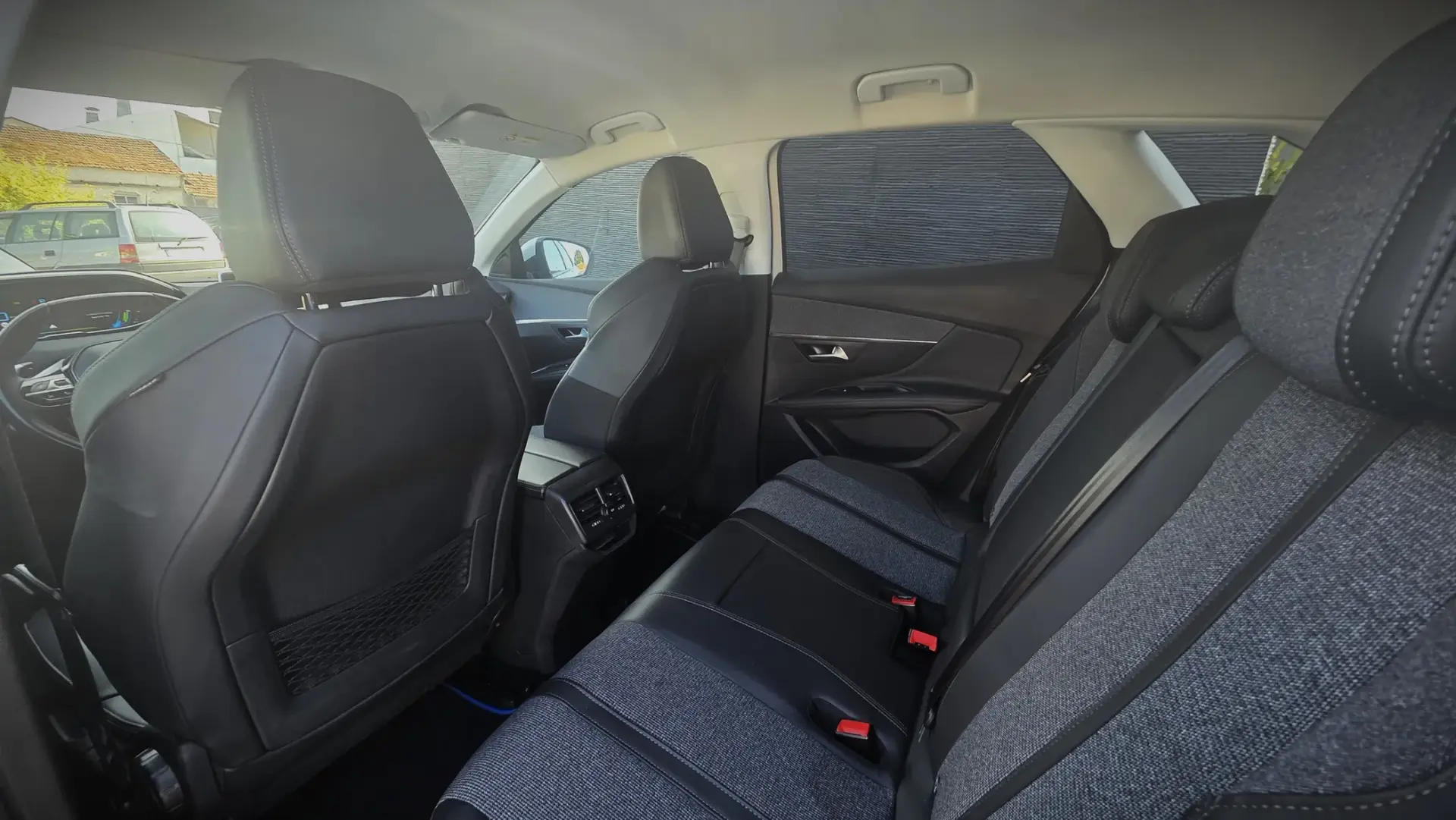 Peugeot 3008 1.6 HYBRID EAT8 ALLURE 28