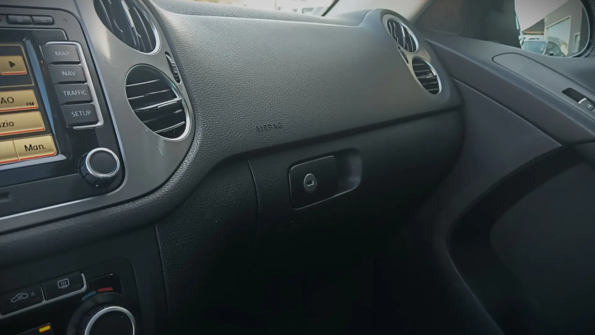 Volkswagen Tiguan 1.4 TSI SPORT BLUEMOTION 23