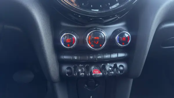 MINI 3 Portas Cooper Auto 19
