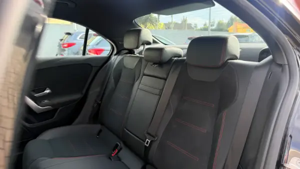 Mercedes-Benz A 200 Limousine d AMG Line Aut. 12