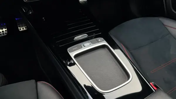 Mercedes-Benz A 250 e AMG Line 22