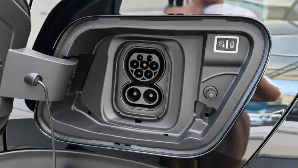 Peugeot e-2008 50 kWh GT 10