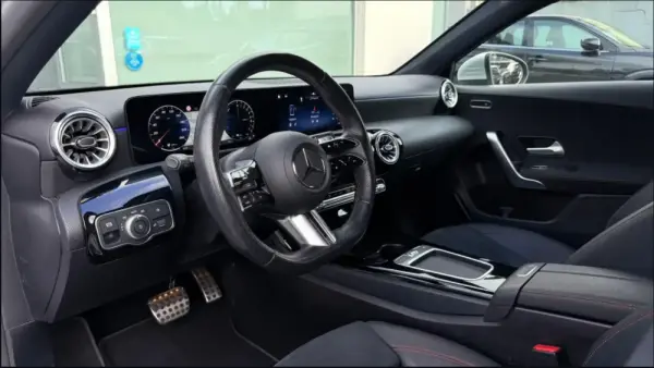 Mercedes-Benz A 250 e AMG Line 9