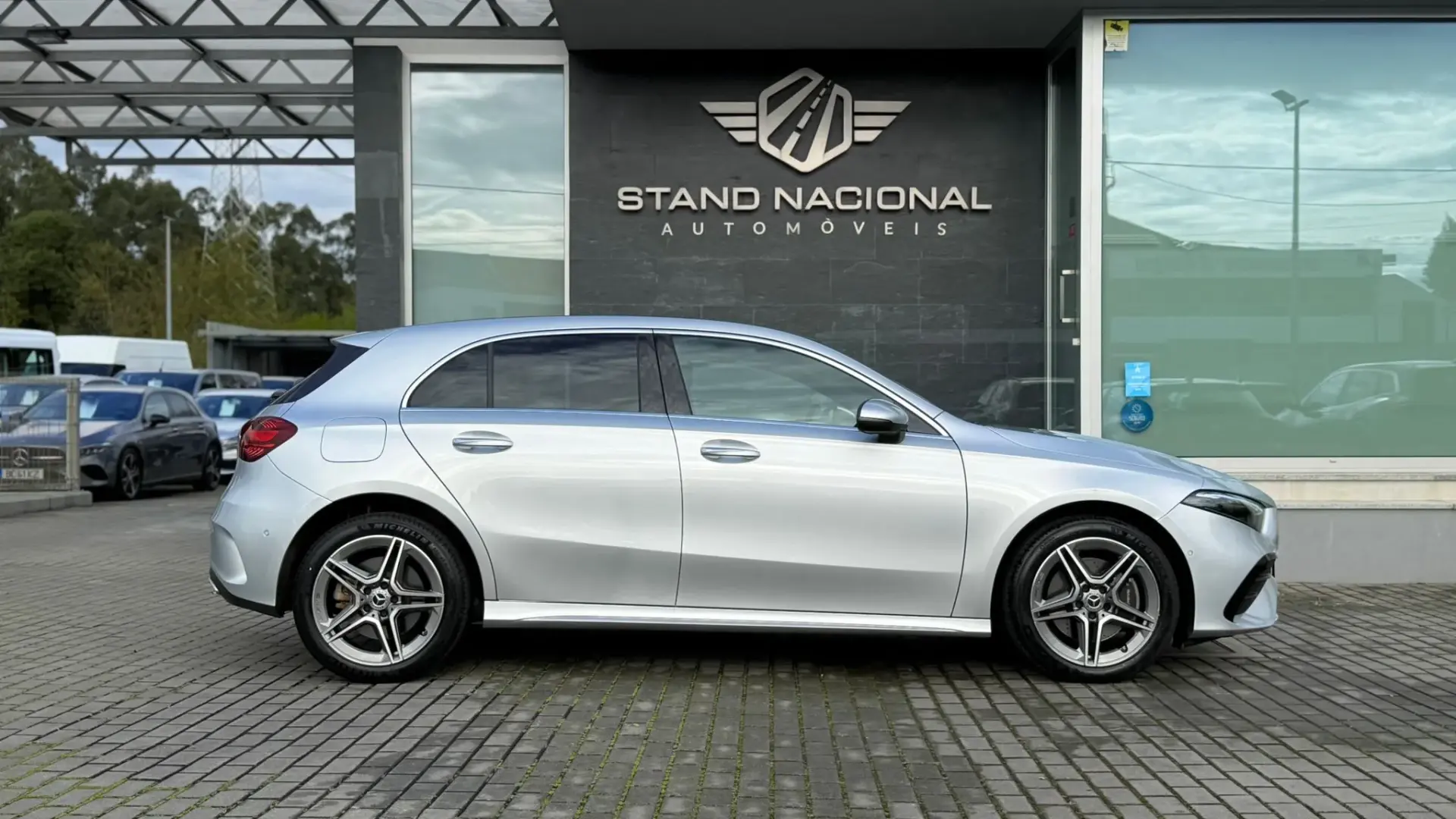 Mercedes-Benz A 250 e AMG Line 4