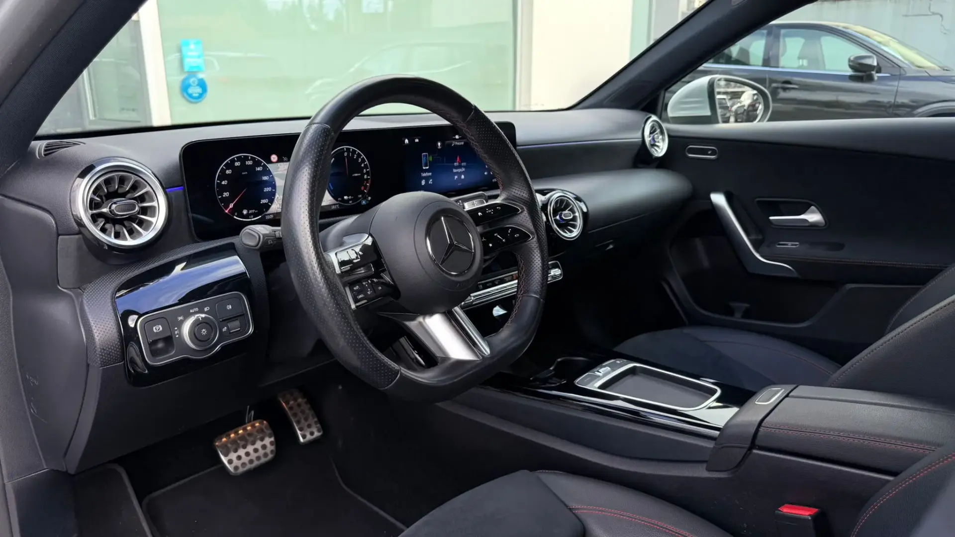 Mercedes-Benz A 250 e AMG Line 12